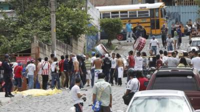 Como un último tributo a sus compañeros y en medio de dolor, los miembros de la barra Ultra Fiel entonaron cánticos en la escena del crimen en la colonia Monseñor Fiallos.