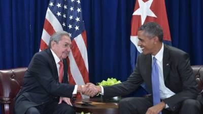 El presidente cubano Raúl Castro y el mandatario estadounidense Barack Obama en la reunión sostenida el 29 de septiembre en la sede de la ONU. Foto: AFP