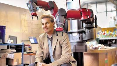 Erik Brynjolfsson, economista del MIT, y el robot Baxter en el laboratorio de robótica de la universidad.