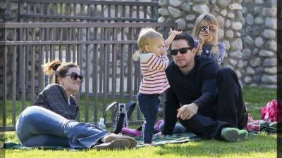 Mark Wahlberg de paseo con su familia.