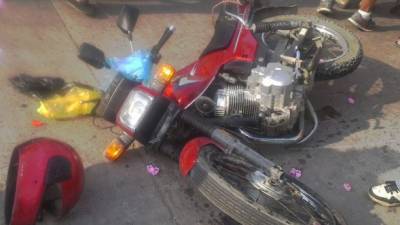Los esposos que se conducían en una moto impactaron con un turismo que subía la 7 calle del barrio Barandillas.