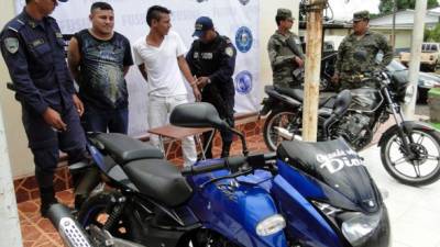 Franklin René Torres Ávila y Darwin Cárdenas cuando eran presentados a los medios de comunicación en la sede de la Unidad Metropolitana 11 de la Policía Nacional de El Progreso.