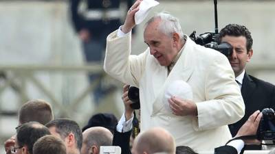 El Papa Francisco rindió homenaje hoy a los estudiantes desaparecidos hace más de un mes en México.