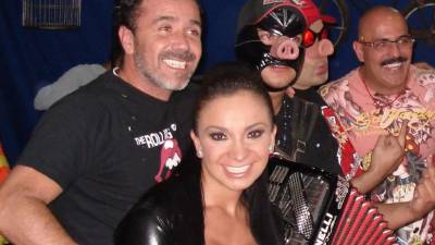 Radamés de Jesús junto con “La Wanders lover” y sus compañeros en el programa Guerra de chistes.