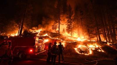 Más de 12,000 bomberos combaten los incendios forestales en California./AFP.