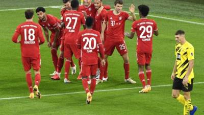 Jugadores del Bayern Múnich celebrando el gol de Lewandowski. Foto AFP.