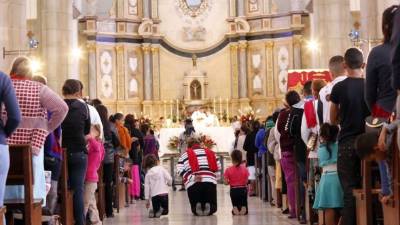 De rodillas camino al altar, entre lágrimas, Irma Escobar hace la petición de sanidad a la Virgen de Suyapa.
