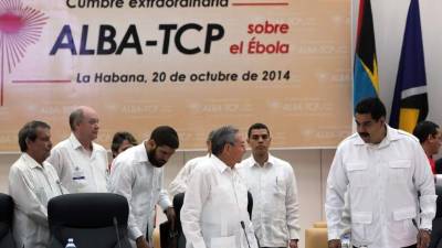 Los presidentes de Cuba y Venezuela, Raúl Castro (c) y Nicolás Maduro (d), el pasado lunes 20 de octubre de 2014, en La Habana, Cuba, durante la inauguración de la cumbre extraordinaria que celebra la Alianza Bolivariana de los Pueblos de América (ALBA) para coordinar acciones para el combate y prevención de la epidemia.