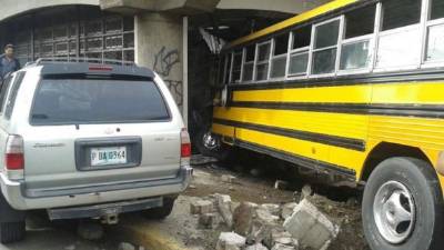 En el trayecto, el bus quebró un poste del tendido eléctrico, embistió una camioneta e impactó contra el edificio de una inmobiliaria ubicado en la transitada zona.
