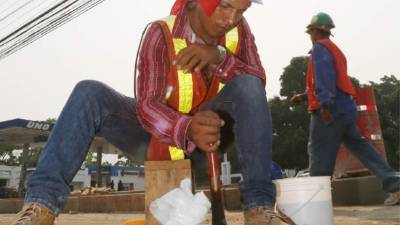 Un obrero trabaja en una pavimentada.