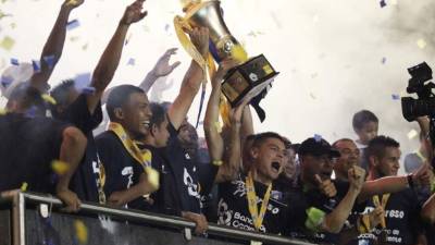 Jugadores del Honduras Progreso celebrando con el trofeo de campeones.