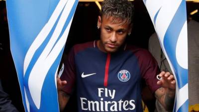 El delantero brasileño Neymar sigue dando de qué hablar tras llegar al PSG procedente del Barcelona. Ahora la prensa francesa ha revelado una serie de privilegios que está causando mucho malestar dentro del vestuario del club galo por lo que sus compañero no están de acuerdo.