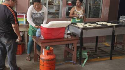 Cocinas. Vendedoras de tortillas utilizan gas LPG para cocinarlas. Foto: Jorge González.