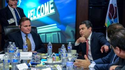 El presidente hondureño durante su visita en el Comando Central de la DEA.