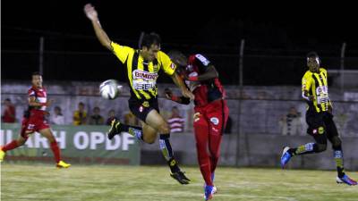 Nicólas Cardozo en la lucha con Pastor Martínez, defensa del Savio.
