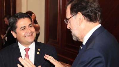 El presidente Juan Orlando Hernández y Mariano Rajoy durante el diálogo que sostuvieron en Panamá previó a la toma de posesión del presidente Juan Carlos Varela.