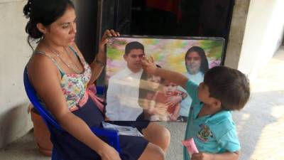 El niño de tres años lo sigue esperando porque piensa que anda trabajando; pero su mirada se entristece cuando le preguntan por el papá.