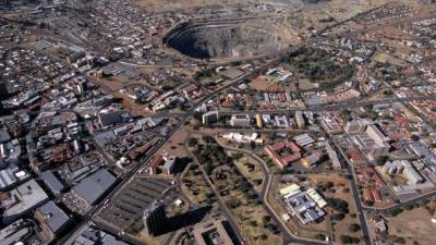 El Big Hole, un hoyo de 215 metros de profundidad y 460 de diámetro excavado por mineros de diamantes hace un siglo, en Kimberley, Sudáfrica.