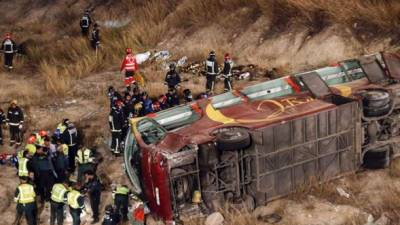 España registra el peor accidente de bus desde el 2001.