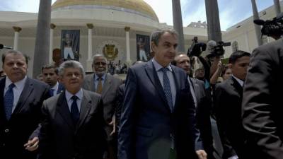 La comisión conformada por expresidentes se reunió con Nicolás Maduro y líderes de la oposición.