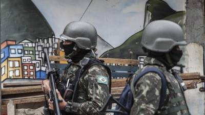 Tumbas recién cavadas quedan expuestas en el cementerio de Campo da Esperanca, el martes 23 de marzo de 2021, en Brasilia. (AP Foto/Eraldo Peres)