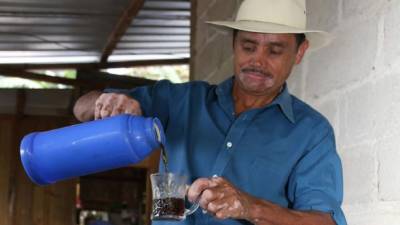Don Yoyo, como todos lo conocen en la aldea, lleva 30 años produciendo café. Fotos: Amílcar Izaguirre