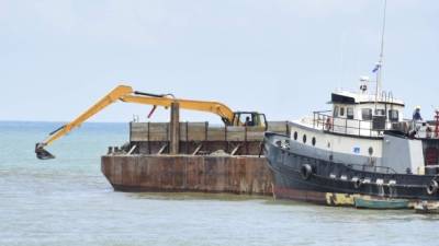 Los trabajos de limpieza del puerto ceibeño se han centrado en su bocana. Foto: Samuel Zelaya