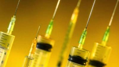 La imagen difundida por las autoridades del Aeropuerto Internacional Imán Jomeini muestra la llegada del primer lote de la vacuna Sputnik V de fabricación rusa contra el COVID-19, en Teherán, el jueves 4 de febrero de 2021. (Saeed Kaari/IKAC vía AP)