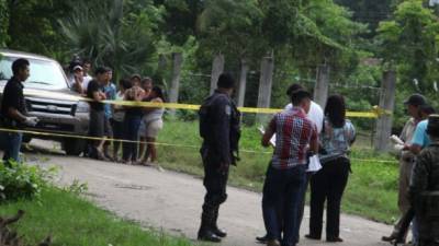 Las autoridades forenses, fiscales y de la DNIC cuando realizaban el levantamiento del cadáver de la niña.