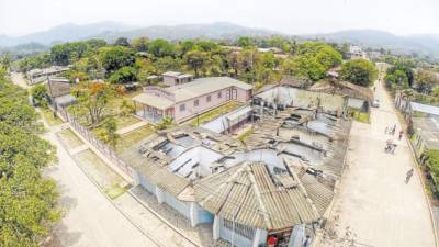 Imagen aérea captada desde el drone de LA PRENSA muestra el edificio municipal de San Luis completamente quemado.
