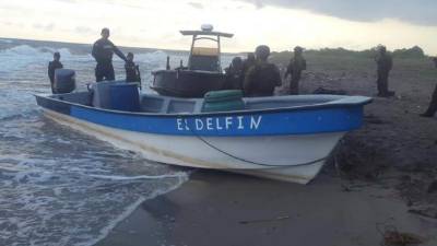 La lancha de la Naval quedó perforada.