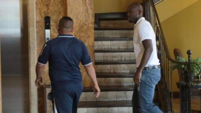 Momento en que Osman se aprestaba a visitar a los jugadores de la Bicolor. Foto Ronald Aceituno.