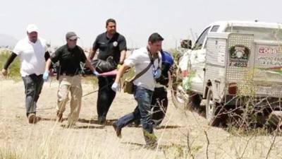 Un equipo forense carga el cadáver de Cristopher Raymundo Márquez.