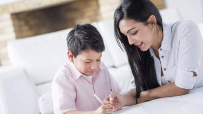 Es importante asignar un tutor si el menor llegara a presentar problemas en alguna clase, con el objetivo de que el niño alcance el conocimiento. Foto: iStock.