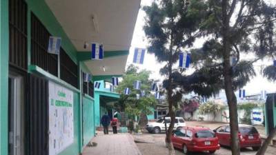 Sujetos desconocidos lanzaron una bomba lacrimógena en el Instituto Monterrey de Tegucigalpa.