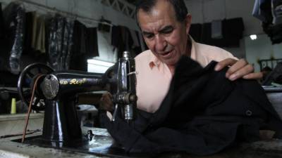 Falta mucho para que se retire del oficio porque a sus sesenta años se considera un hombre saludable.