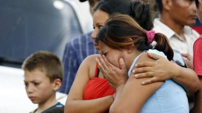 Familiares de las víctimas llegaron a la escena del crimen para identificar los cadáveres.