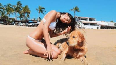 María disfrutó su estadía en la playa con su perro Dastan.