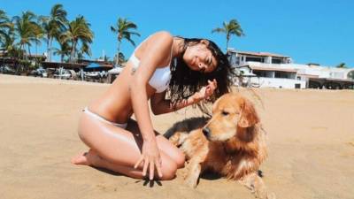 María disfrutó su estadía en la playa con su perro Dastan.