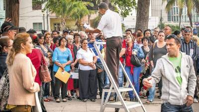 Una multitud de cubanos acudió el martes a la Sección de Intereses de EE.UU. en La Habana en busca de una visa.