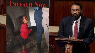 El demócrata Alan Green usó la foto de la niña hondureña para pedir a sus colegar votar a favor de la destitución de Trump./Twitter.