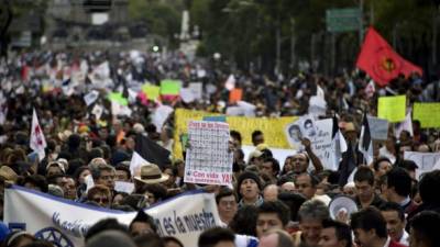 Las masivas protestas en México se han extendido a Europa y Argentina, que a una voz exigen que aparezcan los 43 estudiantes desaparecidos hace casi un mes.