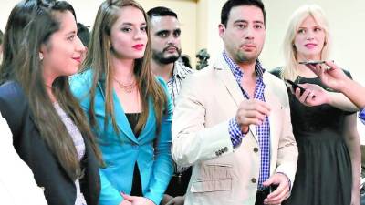 Los dirigentes del partido en formación País retiraron sus expedientes del TSE.