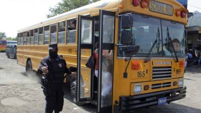 La policía salvadoreña ha desplegado operativos para dar seguridad a los ciudadanos que se transportan en autobuses.