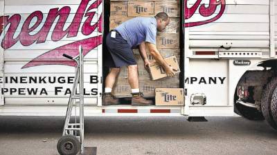 Una oferta hostil de AB InBev por SABMiller correría el riesgo de no completarse. Un camión de distribución de Miller Light.