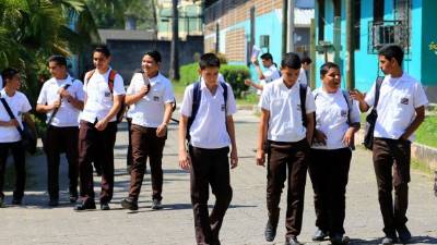 Estudiantes del Técnico Alemán al salir de clases el viernes pasado. Foto: Jordan Perdomo