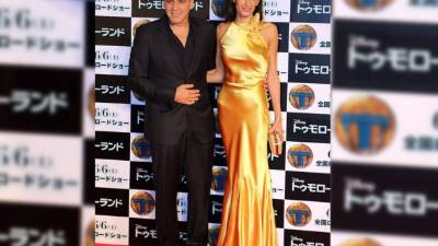 La pareja destacó por su alegría en la alfombra.