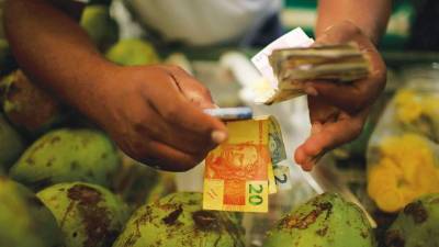 El real brasileño se cotiza a niveles históricamente bajos frente al dólar.