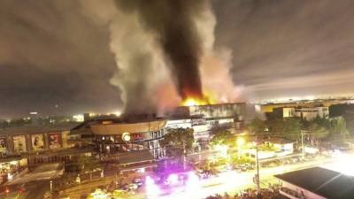 Una fotografía de dron de un centro comercial en llamas provocado por el terremoto de magnitud 6.4 en la ciudad de General Santos, Filipinas. Foto: EFE