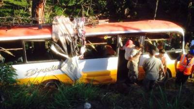 El bus se accidentó en La Montañita, municipio de San Juan de Opoa. Cuerpos de socorro auxiliaron a los pasajeros.